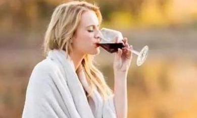 每天睡前一杯红酒会怎样(每晚临睡前喝一杯红酒的利弊)