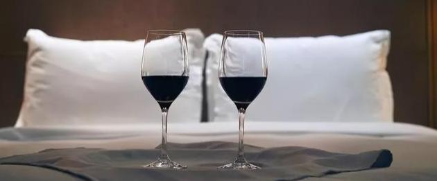 每天睡前一杯红酒会怎样(每晚临睡前喝一杯红酒的利弊)